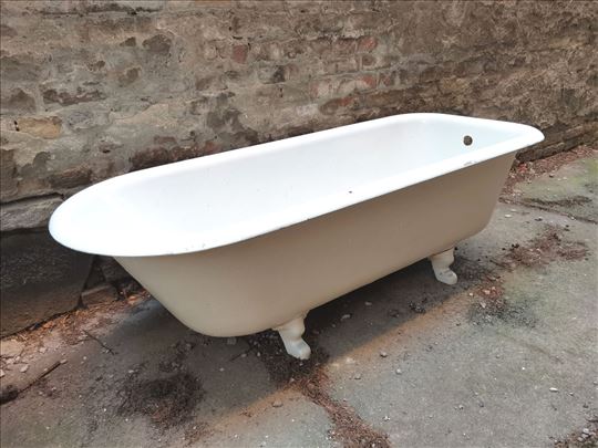 Stara retro samostojeća kada tučana