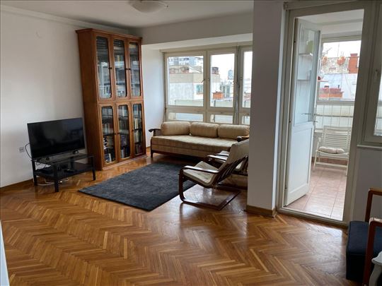 Tašmajdan, divan svetao stan u mirnom okruženju