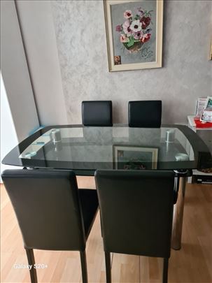 Trepezarijski stakle i sto