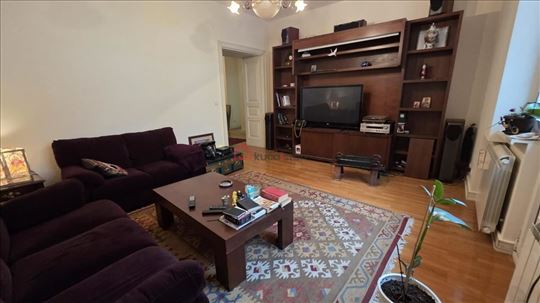 Urban Vračar Flat with High Ceilings