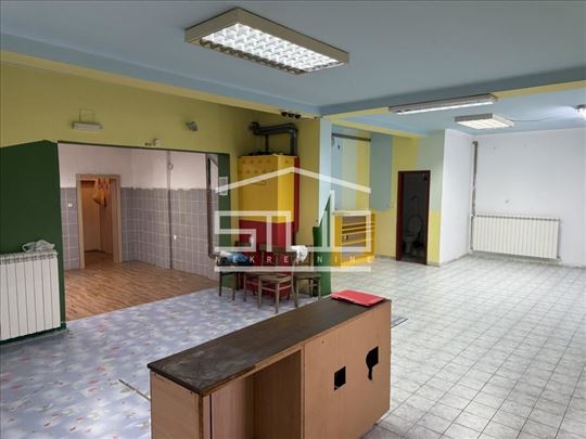 Veliki lokal, prometna lokacija, parking u Rakovic