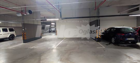 Veliko gražno mesto preko puta Palate pravde