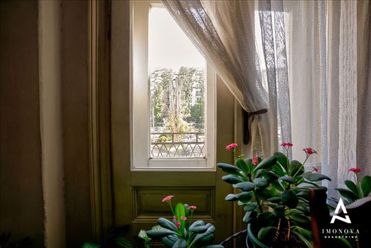 Autentičan salonski stan u srcu Vračara