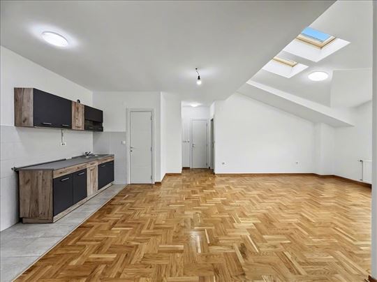 Broker - Tesla sa 5 zvezdica