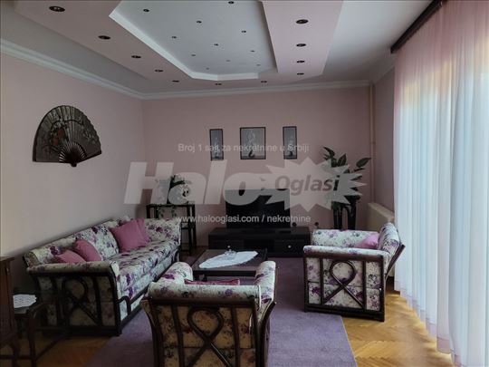 Izdaje se kuca na Bezaniskoj Kosi