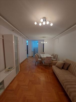 Izdaje se stan sa 2 odvojene spavaće sobe