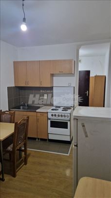 Izdajem nameštenu garsonjeru