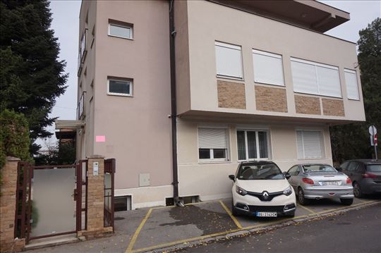 Odlican stan sa 2 parkinga+dvoriste-bez provizije