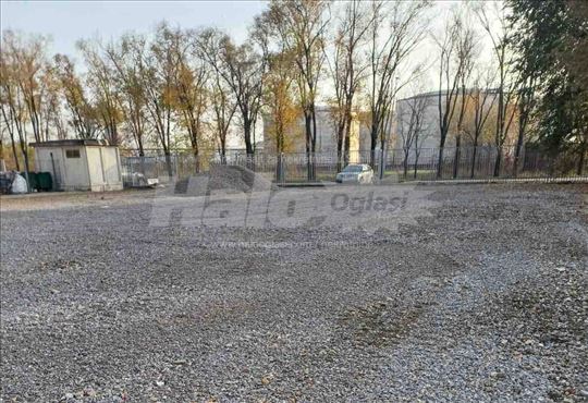 Izdaje se ogradjen plac 2.500 m² sa strujom, vodom