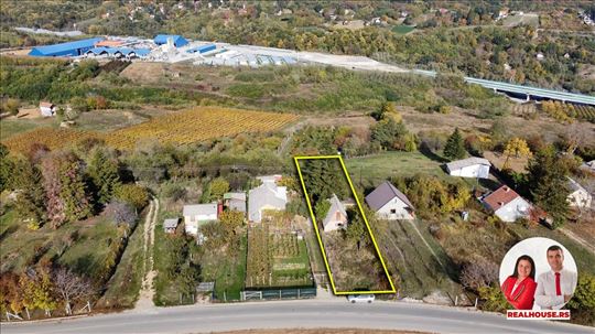 Plac sa malom vikendcicom kod vinarije La gora