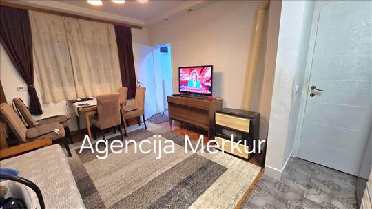 Prodaje se kuća 180m2 sa dva stana 