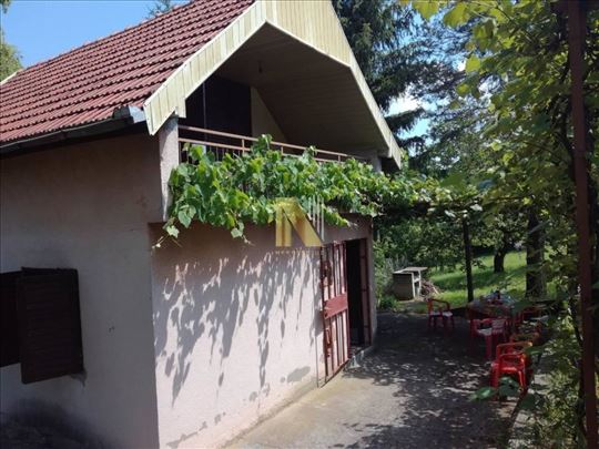 Vikendica na Banstolu sa prelepim placem