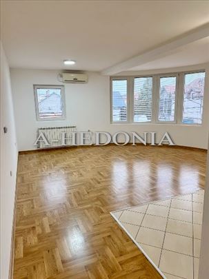 Altina, noviji, 3.0 stan, prazan, parking, useljiv