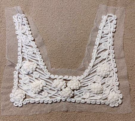 Bela aplikacija od reljefne čipke