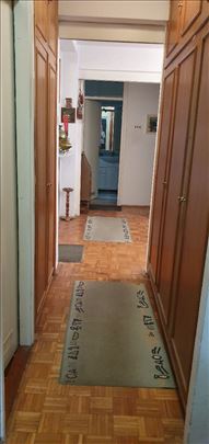 Komforan trosoban stan na perspektivnom mestu