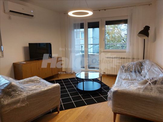 LUX opremljen neuseljavan dvosoban stan sa garažom