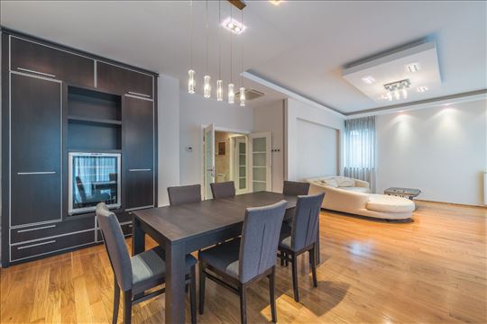 Moderan 4.0 / bazen + dvoriste / Beli dvor