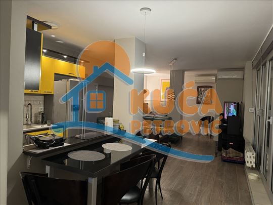 Na prodaju potpuno namešten četvorosobni duplex u 