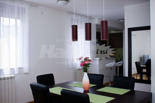 Namešten trosoban stan, Gundulićev venac