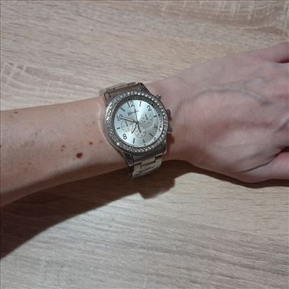Nov elegantan ženski ručni sat cirkonima srebrni