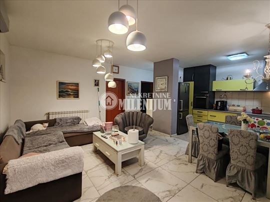 Odlična dvoetažna kuća u Surčinu ID#2147