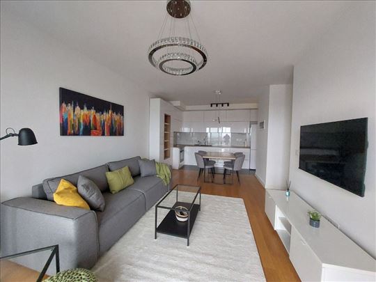 Petica,luksuzno opremljen 3.0 stan, gar.mesto