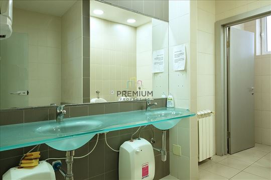 Poslovne kancealrije sa garaznim mestom