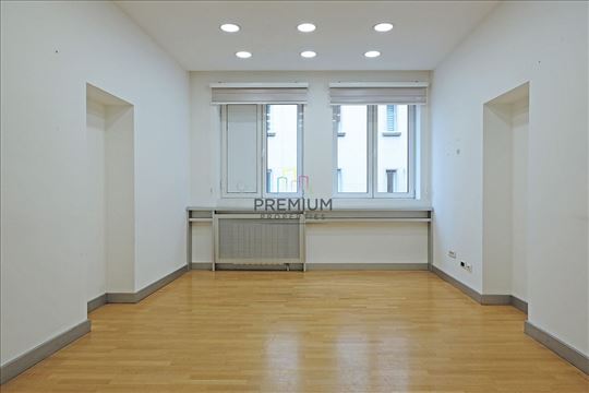 Poslovne kancealrije sa garaznim mestom