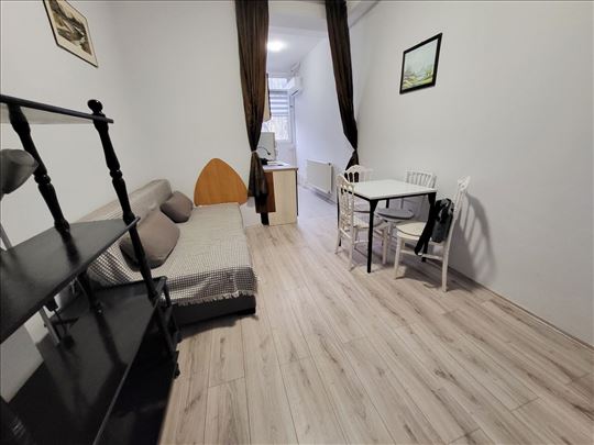 Stan pored Železničke škole