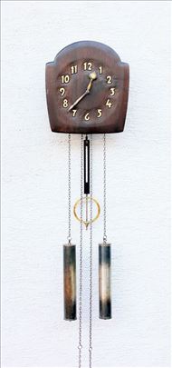 Zidni sat sa tegovima i klatnom JUNGHANS.