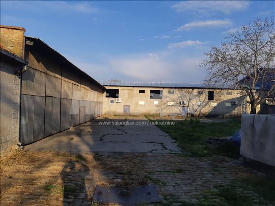 Farma sa halom i magacinom