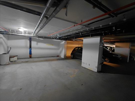 Garažno mesto u zgradi