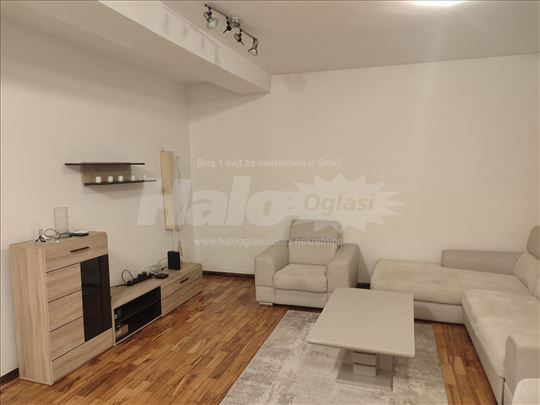 Izdajem kompletno namešten stan u centru Batajnice