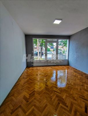 Izdajem poslovni prostor 41,61m2 