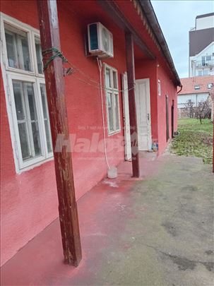 Izdavanje kuće,parking mesto,blizina auto puta