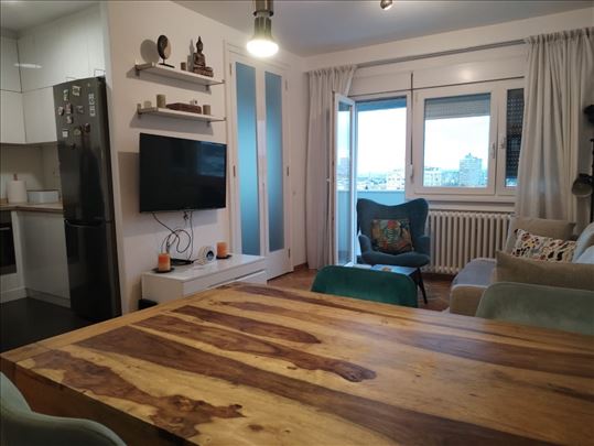 Namesten, Tasmajdan, Parking