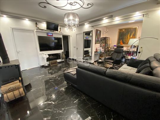 Raskošan 2.5-soban stan, Pregrevica, Gardoš