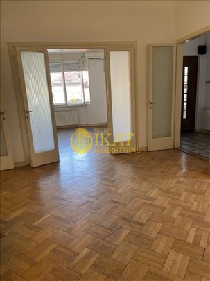 Senjak, salonski stan, 113m2 + dvorište