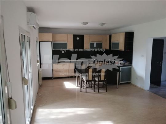 Top lokacija. Trosoban stan sa parkingom. Borča.