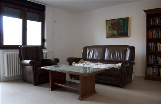 Trosoban-kompletno namešten !