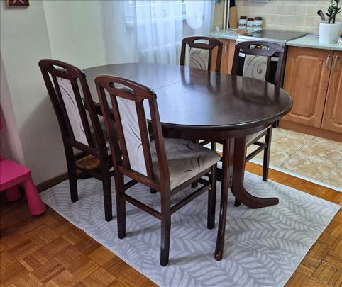 Trpezarijski ovalni sto sa stolicama