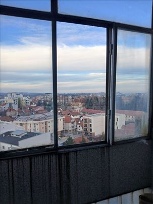 Četvorosoban stan u soliteru na Maloj Vagi od 91 m