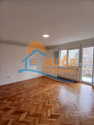 Izdaje se kompletno renoviran trosoban stan u Srem