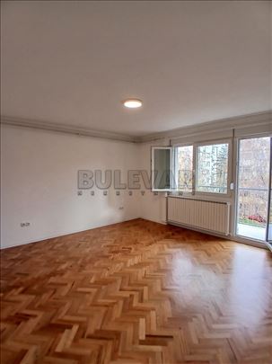 Izdaje se kompletno renoviran trosoban stan u Srem