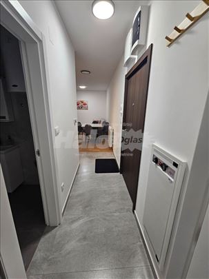 Izdaje se nov, namesten dvosoban stan na Altini