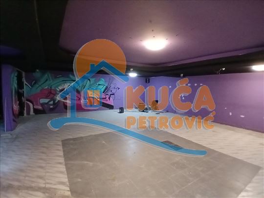 Izdaje se poslovni prostor u pešačkoj zoni, u cent