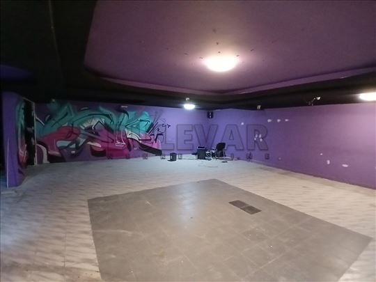 Izdaje se poslovni prostor u pešačkoj zoni, u cent