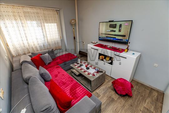 Na prodaju jednosoban stan na Keju na I spratu