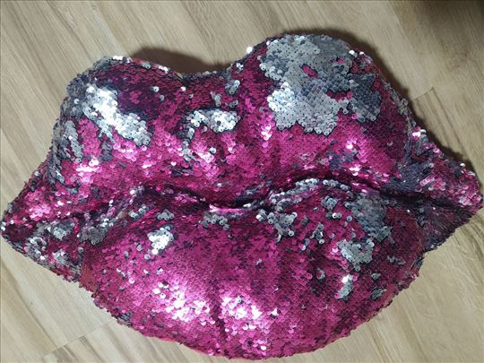 ukrasni jastuk usne cirkoni