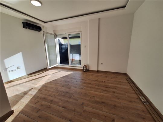 Garsonjera u novogradnji sa dvorištem